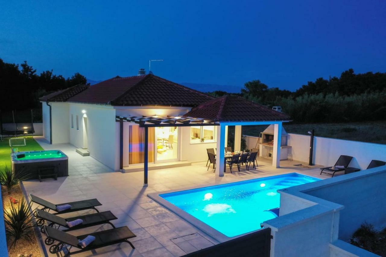 Villas Sabun - Modern House With Heated Pool Privlaka  Exterior photo