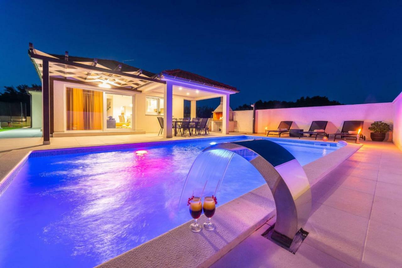Villas Sabun - Modern House With Heated Pool Privlaka  Exterior photo